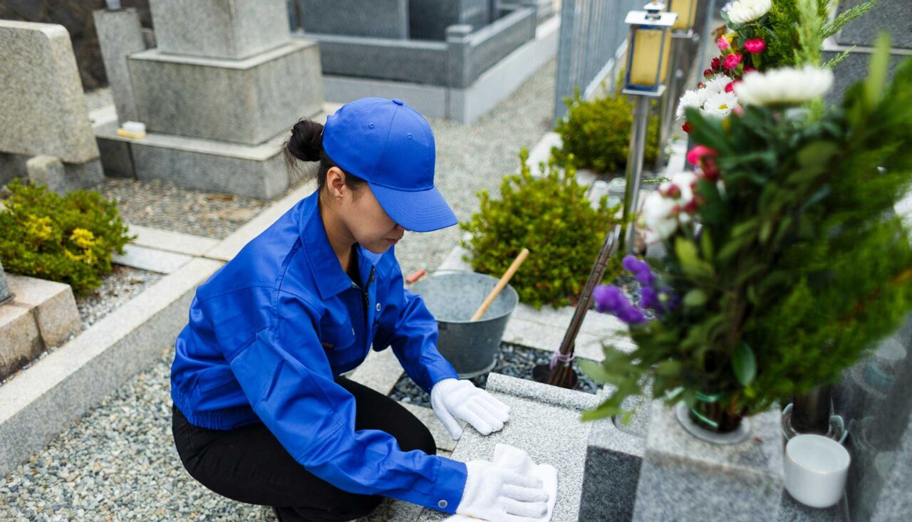 お墓のまわりの 草むしり も行います!